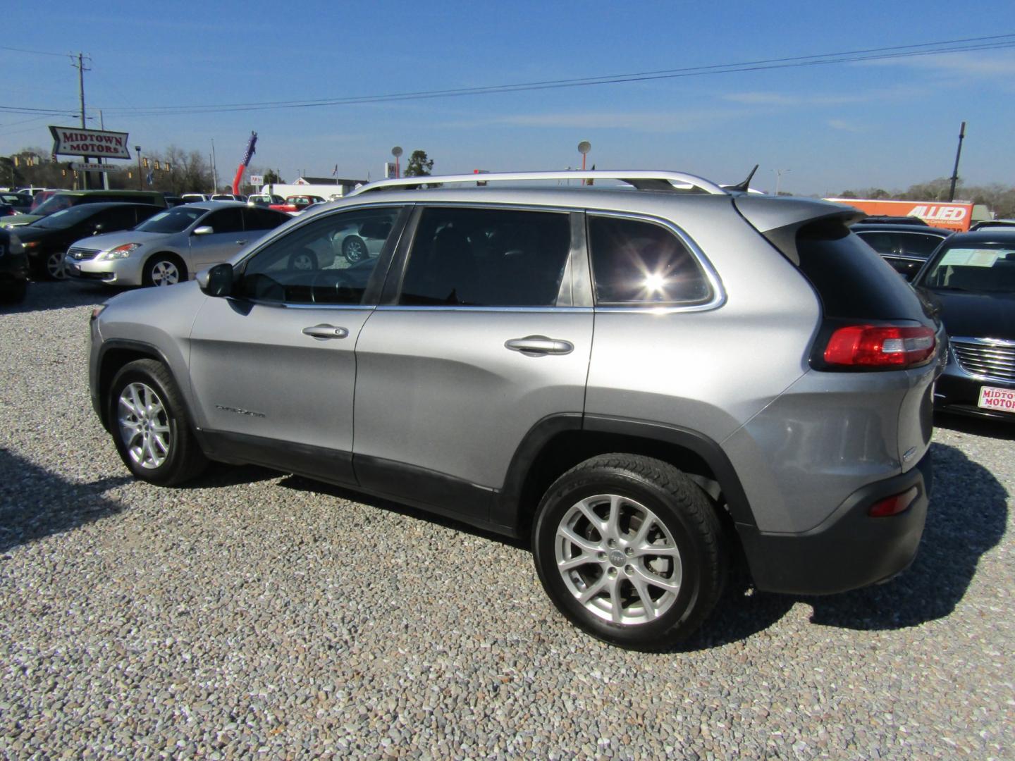 2014 Gray /Gray Jeep Cherokee Latitude FWD (1C4PJLCB2EW) with an 2.4L L4 DOHC 16V engine, Automatic transmission, located at 15016 S Hwy 231, Midland City, AL, 36350, (334) 983-3001, 31.306210, -85.495277 - Photo#5